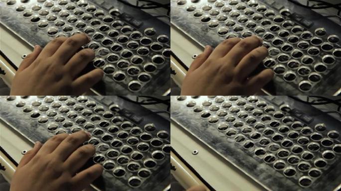 在阿根廷一所学校的图书馆中，为视力障碍者使用的计算机键盘。特写。