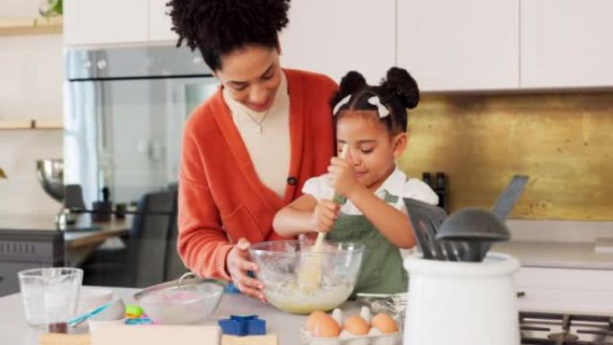 烹饪、厨房和母亲与孩子一起教学、学习和帮助一起吃早餐、蛋糕或饼干在家庭发展中。家庭妈妈和孩子用食物，