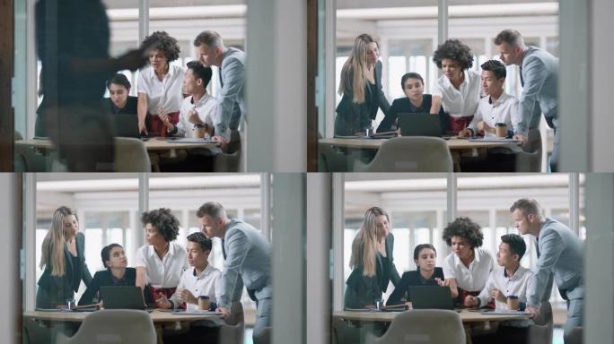 商务人士集思广益使用笔记本电脑团队领导女人指着屏幕分享创意帮助同事讨论现代办公室4k项目团队合作
