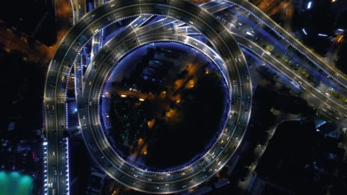 夜间立交桥和城市交通的T/L俯视图