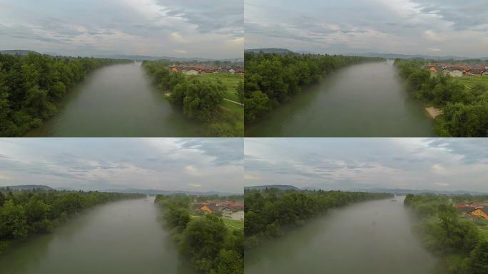 空中: 早春的迷雾河