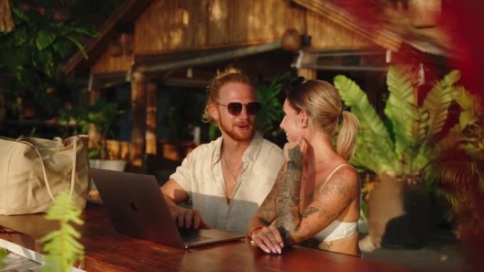 微笑的夫妇使用笔记本电脑