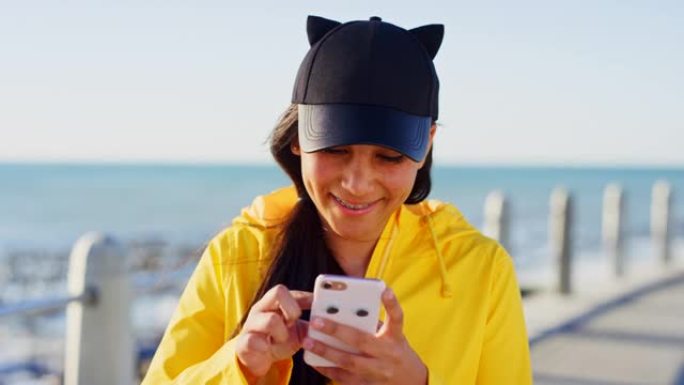 青少年、电话和大海，一个女孩使用在线5g连接浏览社交媒体进行流媒体。互联网，社交网络和青少年在海边的
