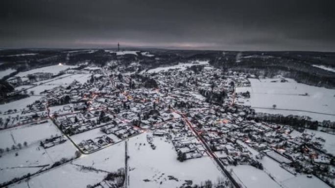 积雪落在被冬季景观包围的德国村庄前-鸟瞰图