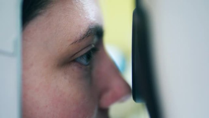 一名妇女正在接受医疗机构的眼睛检查