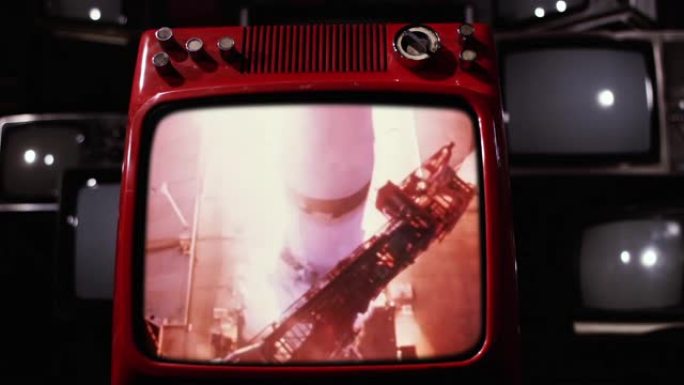 在复古电视上看到的阿波罗11号的历史性发射。NASA提供的这段视频的元素。4k分辨率。