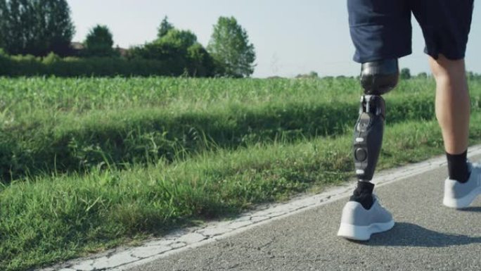 有残疾的运动员在路边走过。一个有仿生肢体假肢的人从健美训练中回家。腿部特写慢动作镜头。
