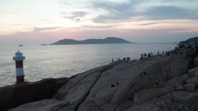 东极岛蓝调时刻的海边灯塔