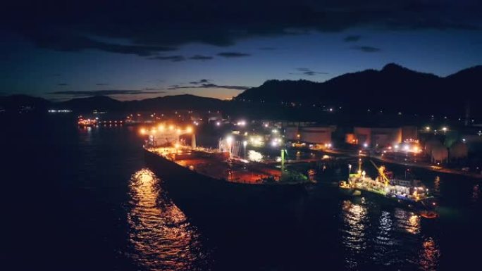 油轮停泊在青衣港的石化石油运输码头