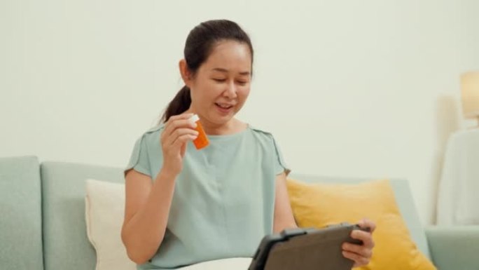 高级亚洲女性视频会议与笔记本电脑连接她的家庭医生。