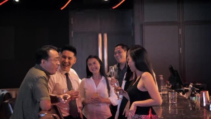 在夜总会下班后庆祝聚会