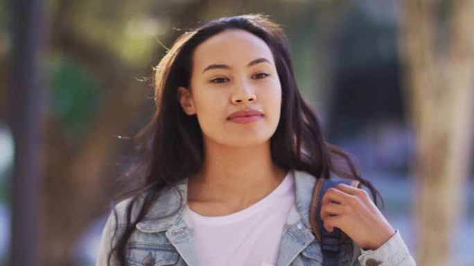 亚洲女子抚摸头发微笑的肖像