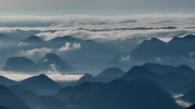 日出时朦胧早晨的鸟瞰图