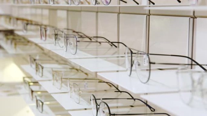 顾客从眼镜商陈列柜拿起眼镜