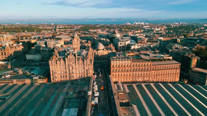 鸟瞰图韦弗利车站和公主街上方的实时镜头，可看到苏格兰爱丁堡的爱丁堡新城区