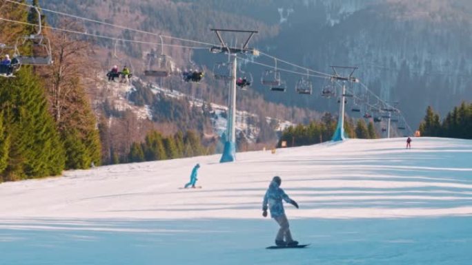 SLO MO游客在滑雪坡上滑雪