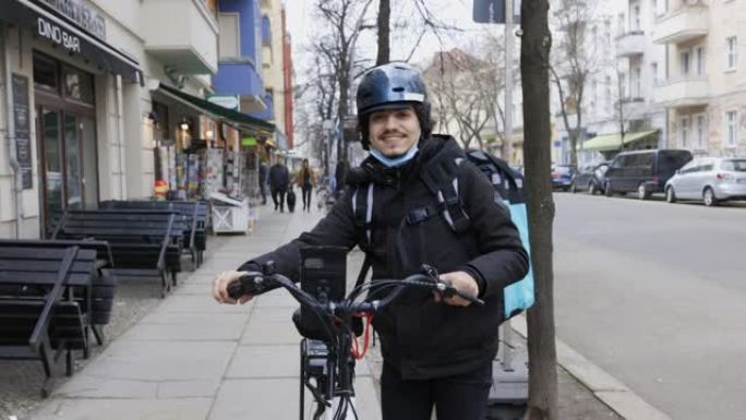 城市里骑自行车的送货员