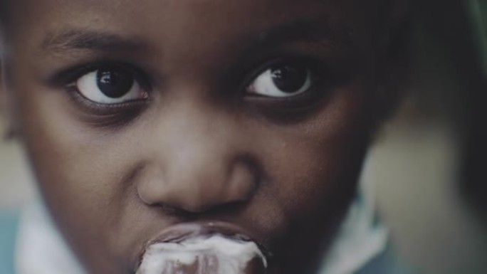 非洲儿童吃冰淇淋贫民窟非洲难民儿童特写