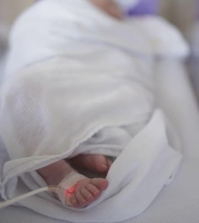 分娩后在医院康复室的新生婴儿
