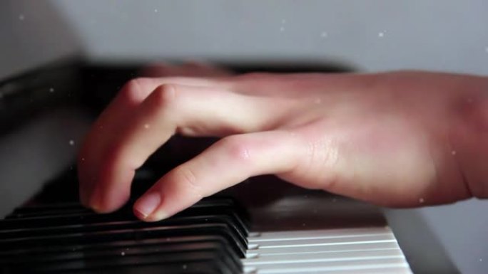 年轻人在弹钢琴。空气中的灰尘颗粒。特写。4k分辨率。