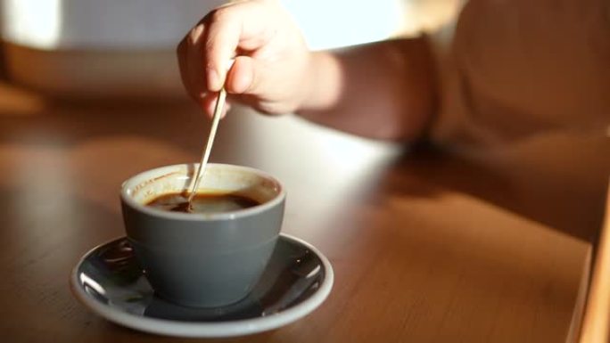 咖啡杯特写喝咖啡搅拌咖啡小资生活