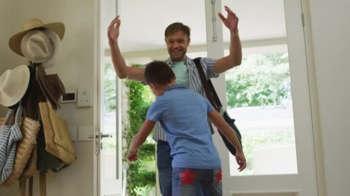 高加索人快乐的儿子奔向父亲回家，拥抱和欢迎