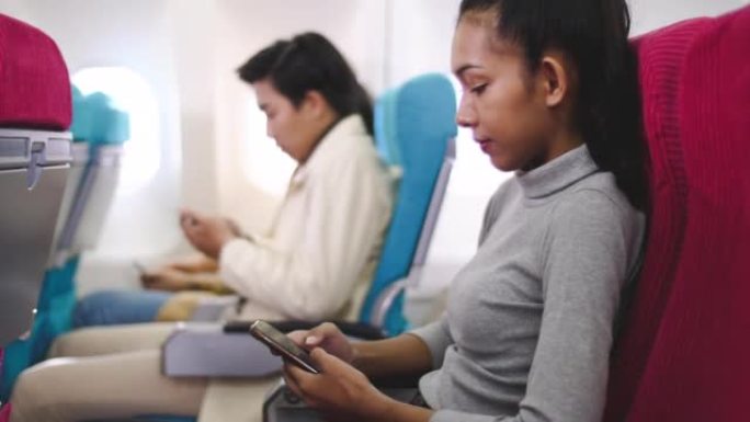 在飞机上使用电话国际航班起飞前黑人女子