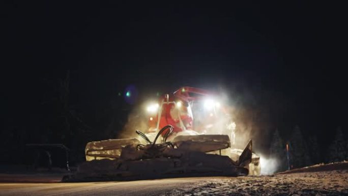 SLO MO雪猫在晚上修饰滑雪场