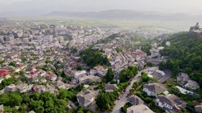 阿尔巴尼亚吉罗卡斯特的鸟瞰图。吉罗卡斯特 (Gjirokastra) 山脉背景下的山丘和堡垒上的老房