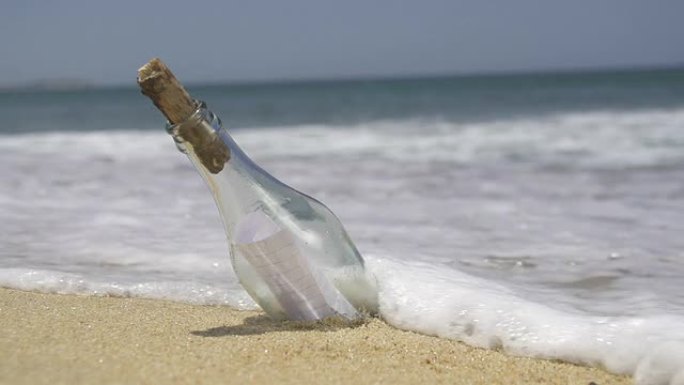 慢动作: 海滩上搁浅的瓶子