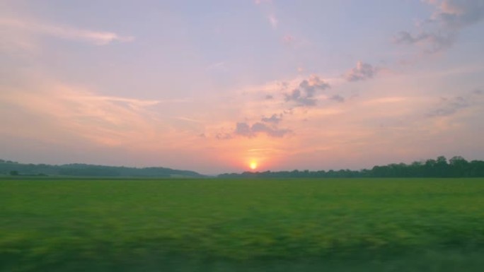 美丽的日落背景上的汽车旅行