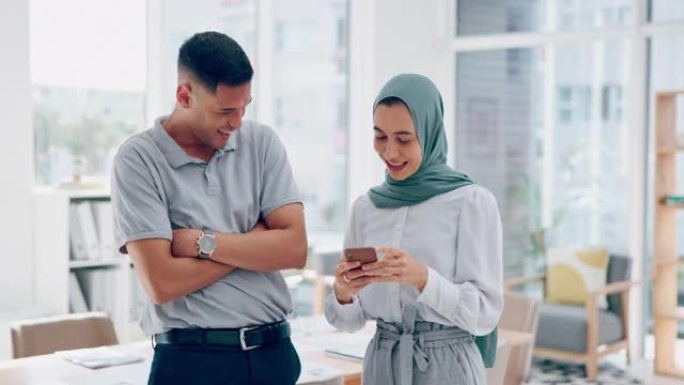 商务，男性或伊斯兰女性在现代办公室智能手机，社交媒体或连接。男性员工，女性经理或电话进行交流，在线阅