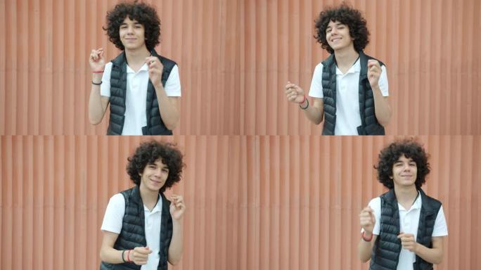无忧无虑的中东青少年在户外跳舞的慢动作肖像