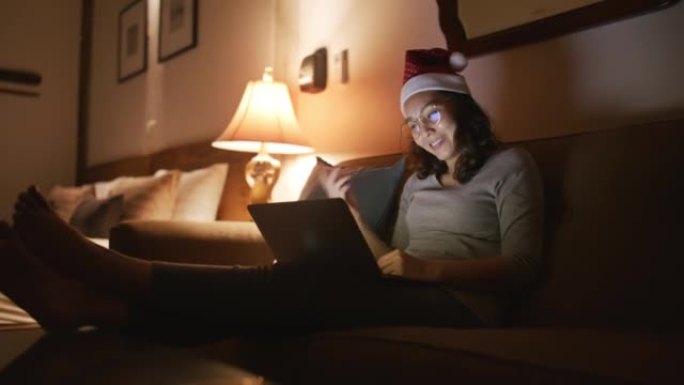 圣诞节的视频聊天美女玩手机夜晚圣诞帽