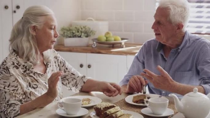 4k视频片段，一对高级夫妇在家里吃蛋糕和茶时吵架
