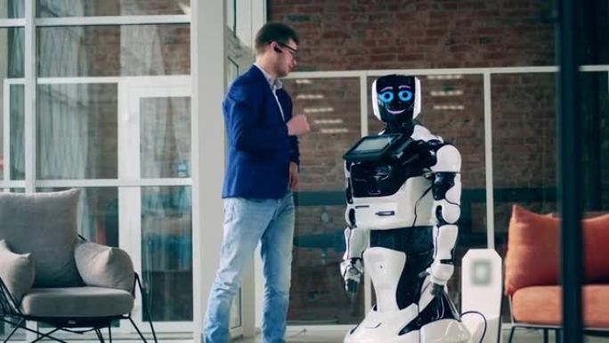 半机械人在与商人交谈时微笑。人与机器人交流概念。