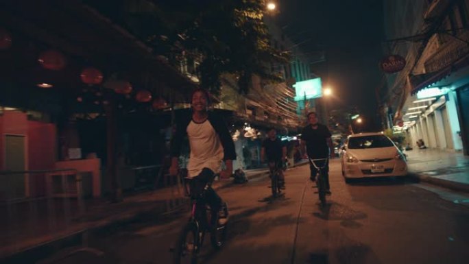 一群朋友在城市里一起骑车。