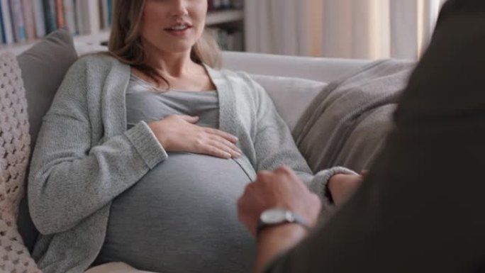 年轻的孕妇分娩有宫缩紧张的丈夫帮助妻子平静地呼吸怀孕疼痛在家沙发上放松