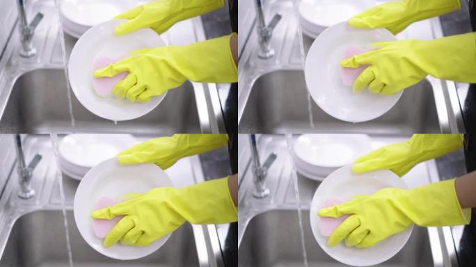 女人的手在家里的厨房里洗白菜
