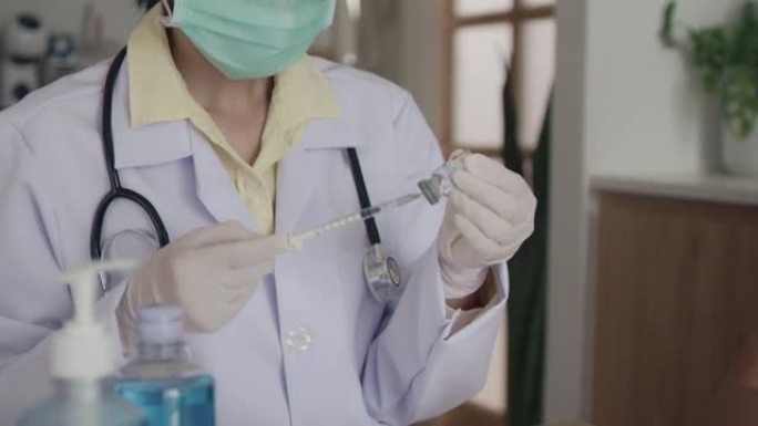 拉丁男子在家中新型冠状病毒肺炎接种疫苗