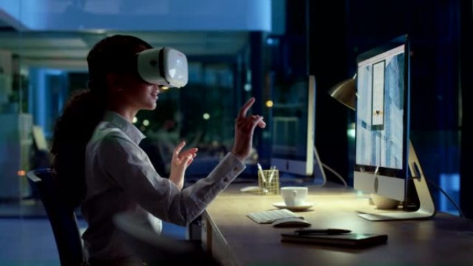 商务实习生戴着VR耳机，在晚上在办公室与数字用户界面进行连接和交互。具有AI和3D模拟的沉浸式虚拟世