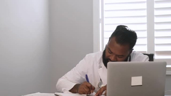 男医生利用视频聊天与患者见面