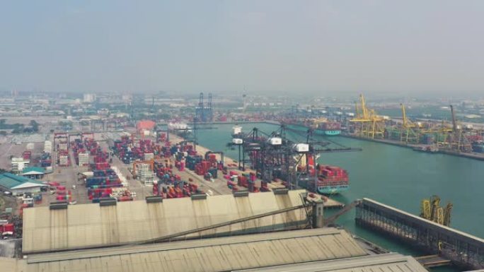 鸟瞰工业港口，集装箱港口是航运的一部分