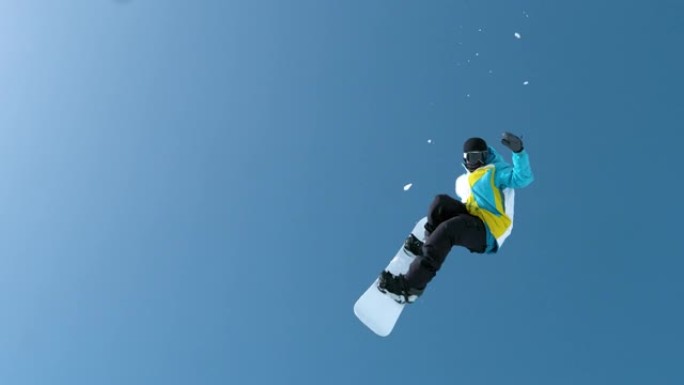 慢动作: 男性游客在空中飞行并进行单板滑雪技巧。