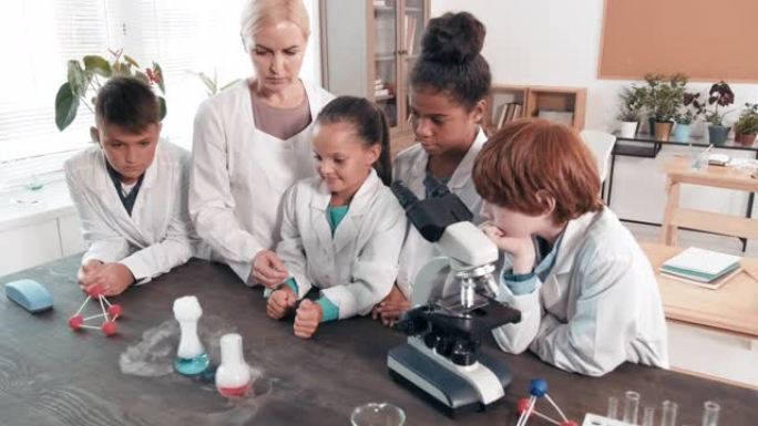 女科学老师向孩子们展示实验