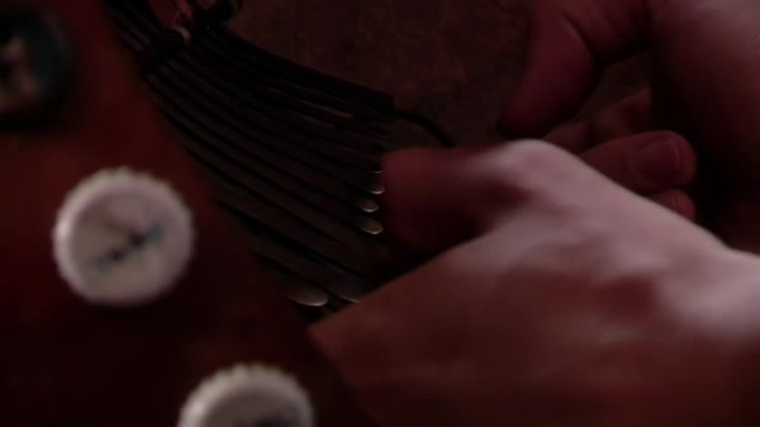 音乐家演奏Kalimba或Mbira (通常也称为手指竖琴或拇指钢琴) 的手。特写。