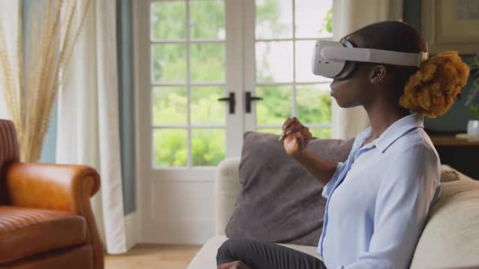 女人在家坐在沙发上放松，戴着VR耳机，与AR技术互动
