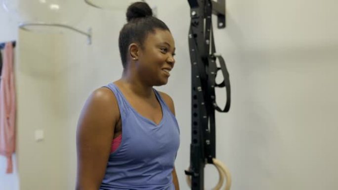 微笑的非洲妇女与她的健身教练交谈