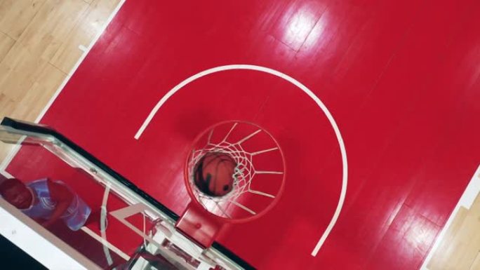 非裔美国球员在篮球比赛中得分的俯视图