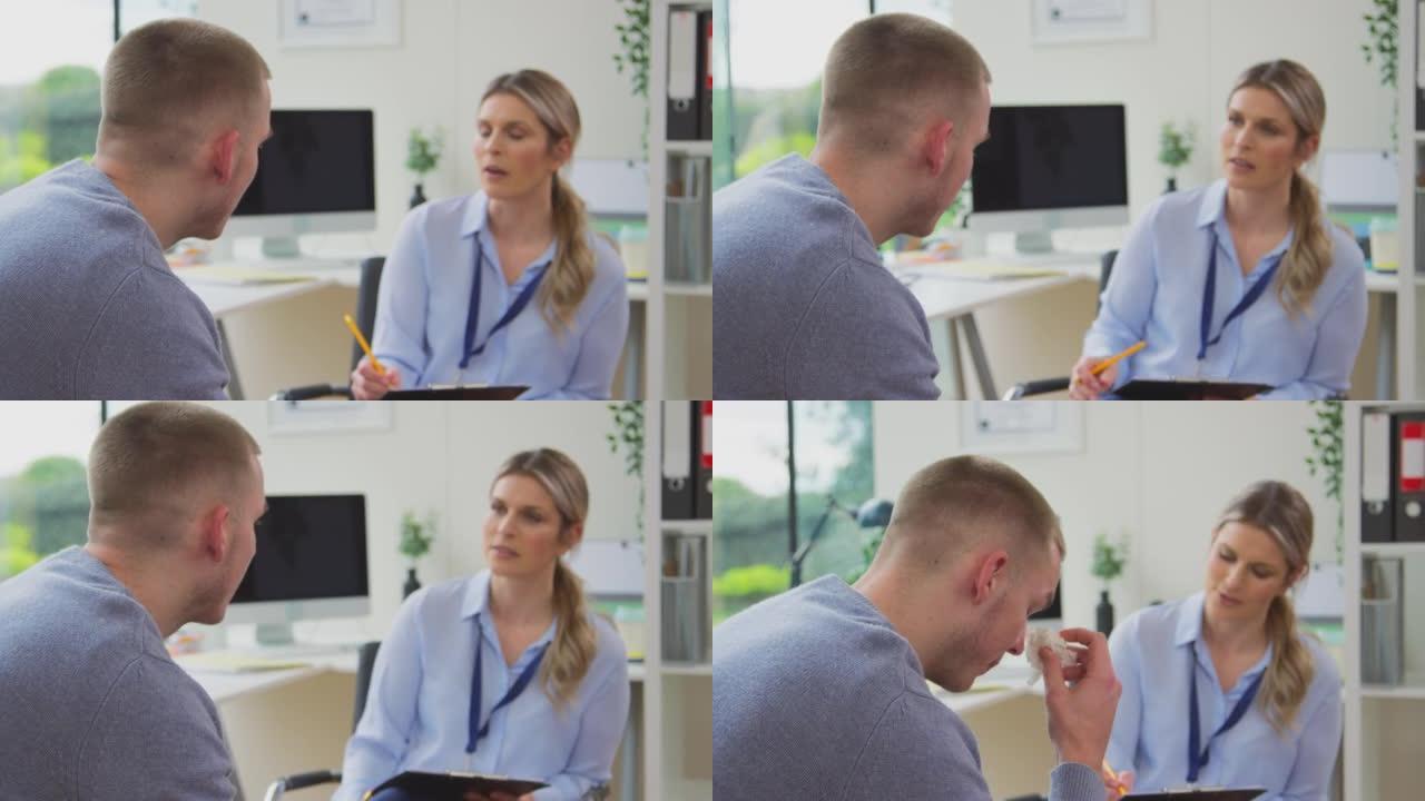 女医生与患有精神卫生问题的哭泣的男性患者交谈 -- 慢动作拍摄